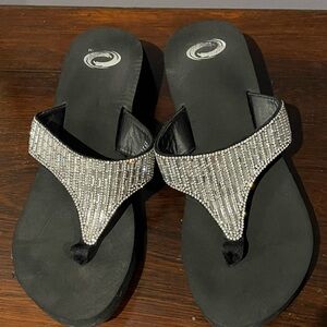 Heeled thing sandals with bling center EUC